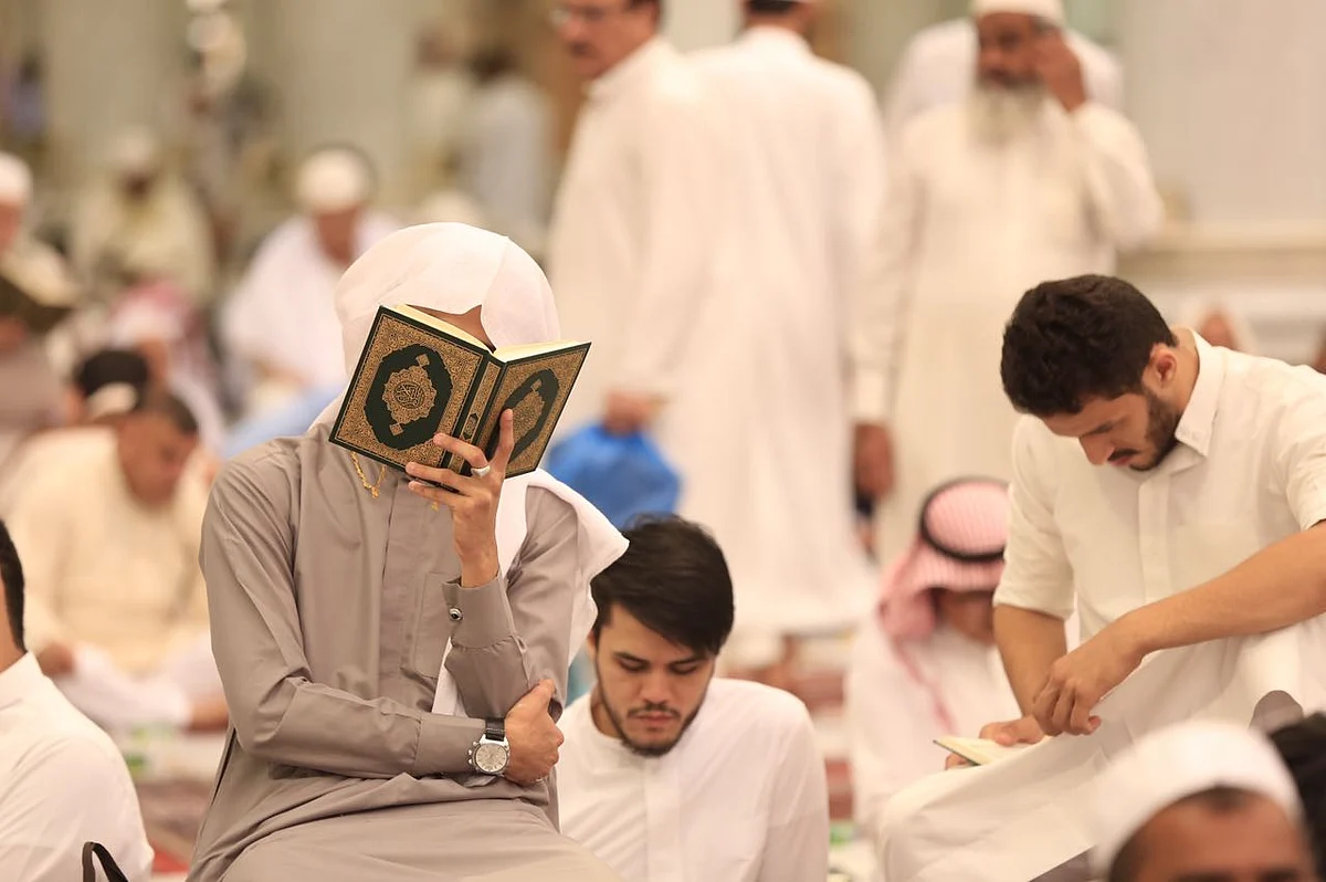 بعد أمر الملك بتوفير ٣٠٠ ألف مصحف .. "سبق" ترصد ارتباط زوار المسجد النبوي بالقرآن الكريم