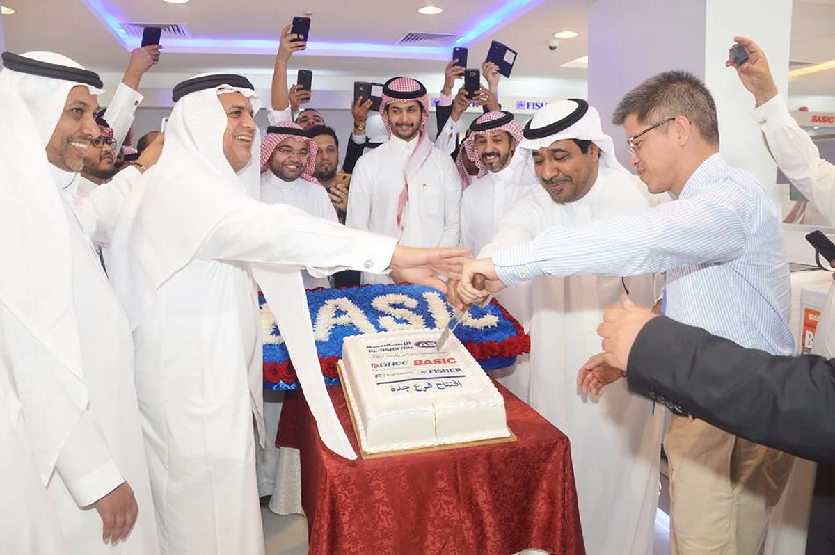 "علوي" يدشن أول مبنى بالمكيفات الذكية يعمل بالطاقة الشمسية بجدة