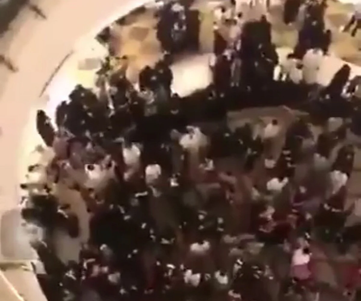 "فيديو إلقاء النقود على المتسوقين" يثير حفيظة السعوديين.. إهانة والحساب مطلب
