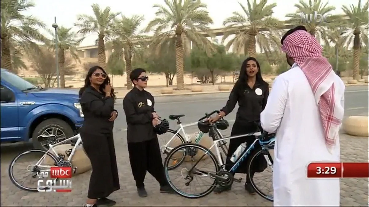 شاهد .. فتيات هاويات ركوب الدراجات يقدن بحدائق وشوارع الرياض.. ويطالبن بأماكن خاصة