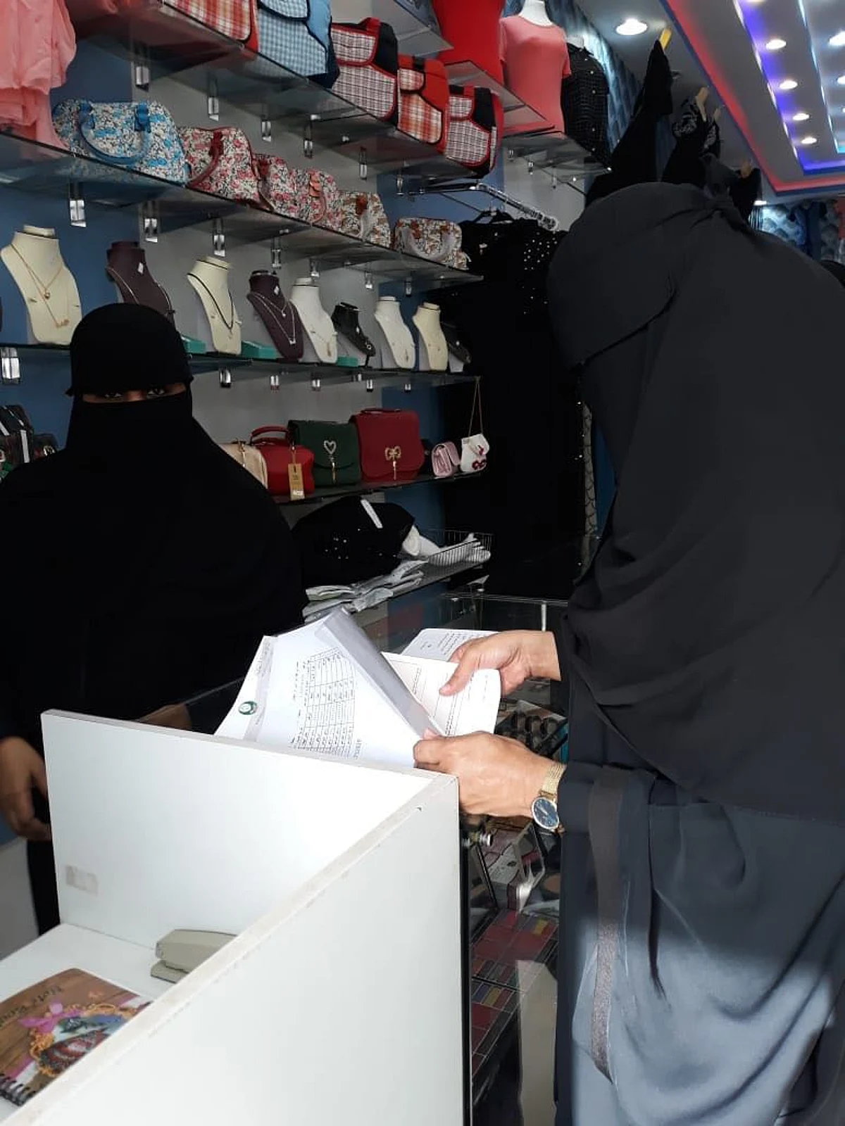 "مفتشات الرياض" ينفذن 1270 زيارة على المجمعات التجارية والمشاغل