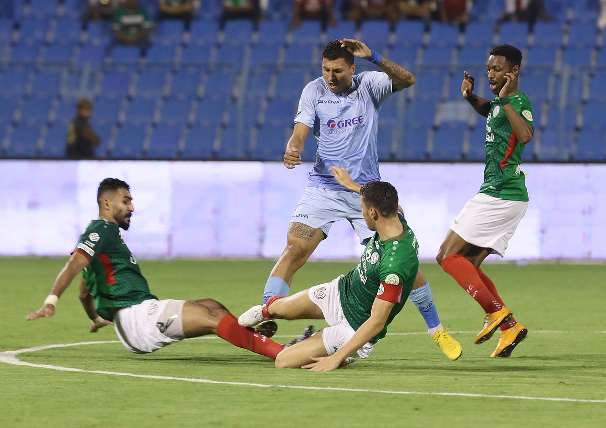 في مباراة شهدت تألق (رايس مبولحي).. الاتفاق ينجو من مصيدة الباطن بثلاثية