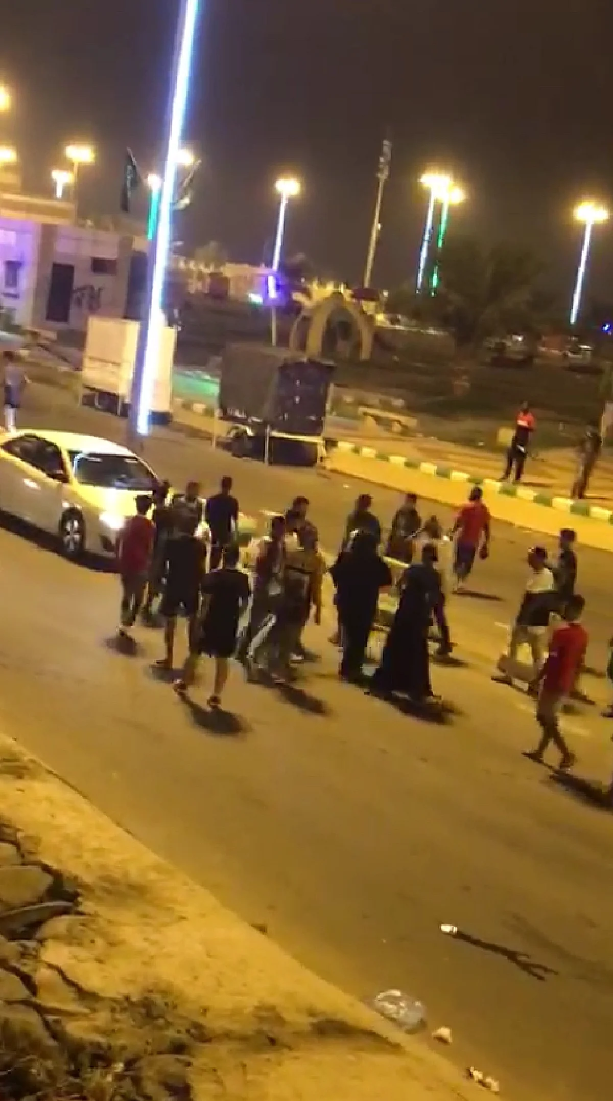 شاهد.. تجمهر وتفحيط ينتهيان بمضاربة فتيات ومراهقين بمتنزه "مطل البلدية" بمحايل