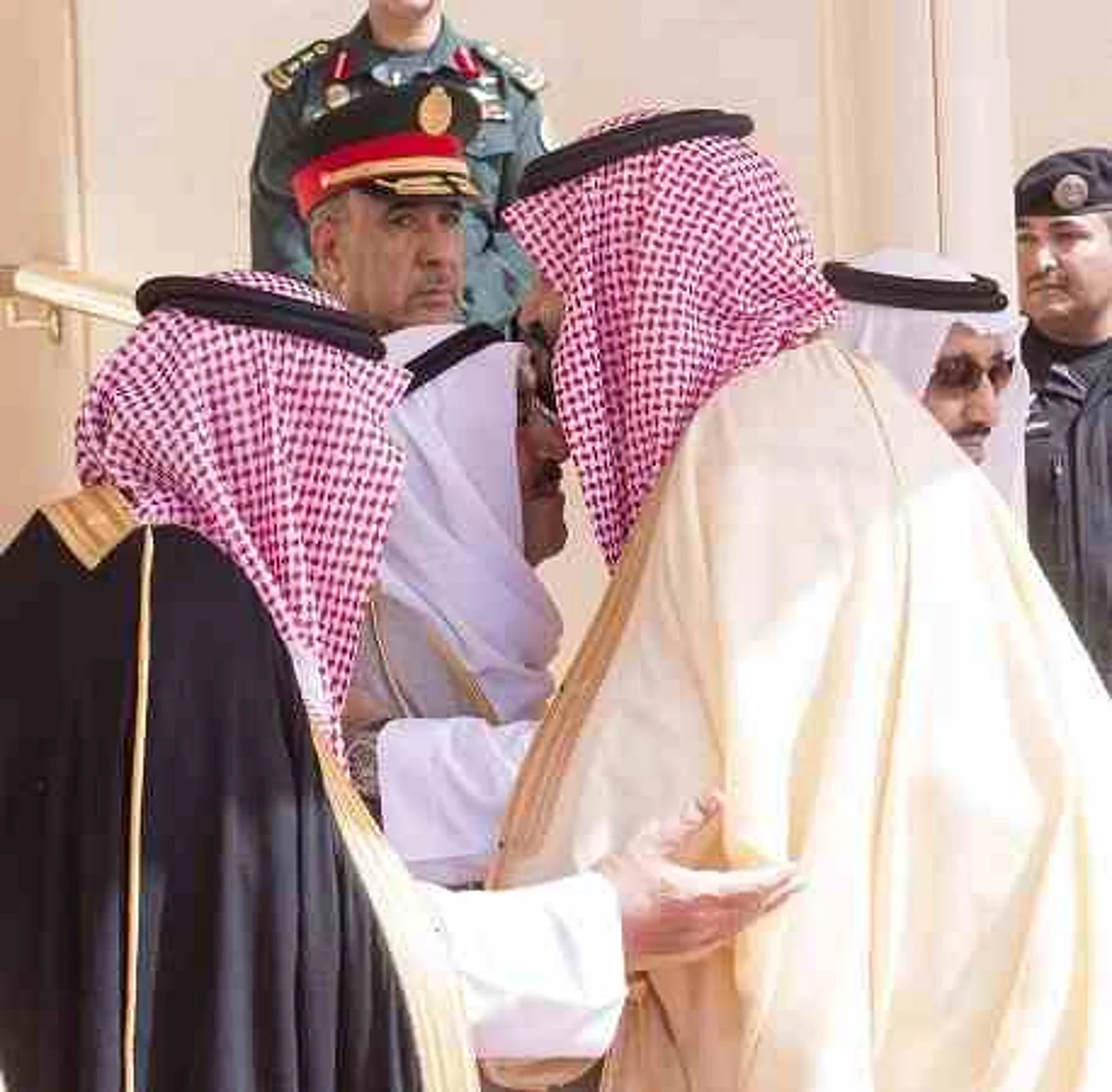 الكويت أول دولة خليجية يزورها.. صورة عفوية لولي العهد والشيخ صباح قبل عامَيْن تلخِّص المشهد