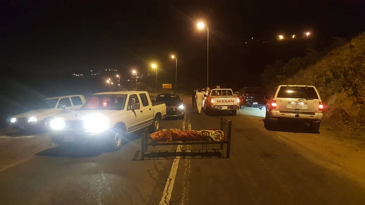 بالفيديو.. جثة مربوطة بسرير في منتصف طريق بضواحي أبها تثير ذعر الأهالي