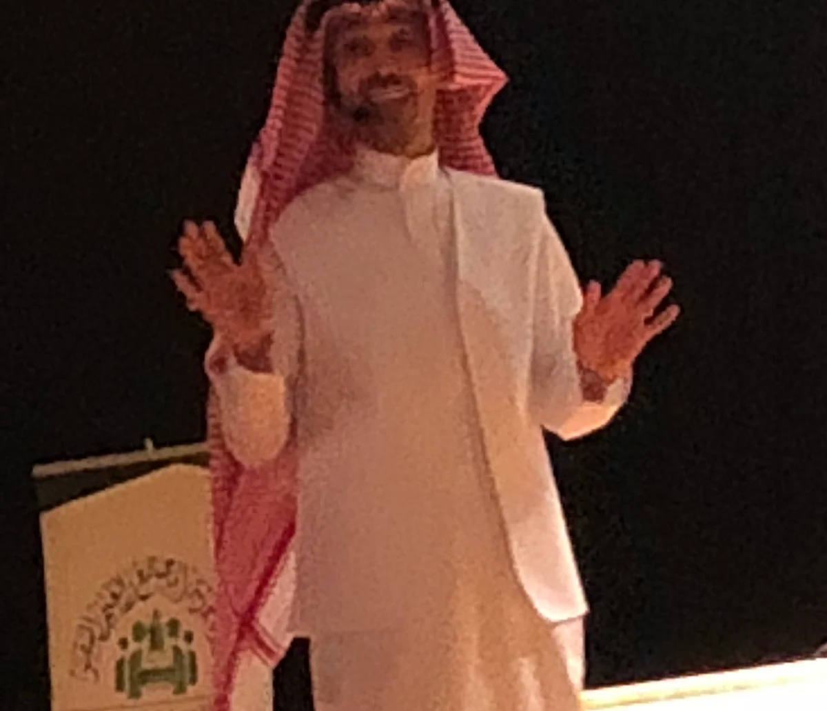 أبو راشد: 5 سنوات سجنًا و3 ملايين ريال غرامة لمن ترسل صورتها بكامل زينتها