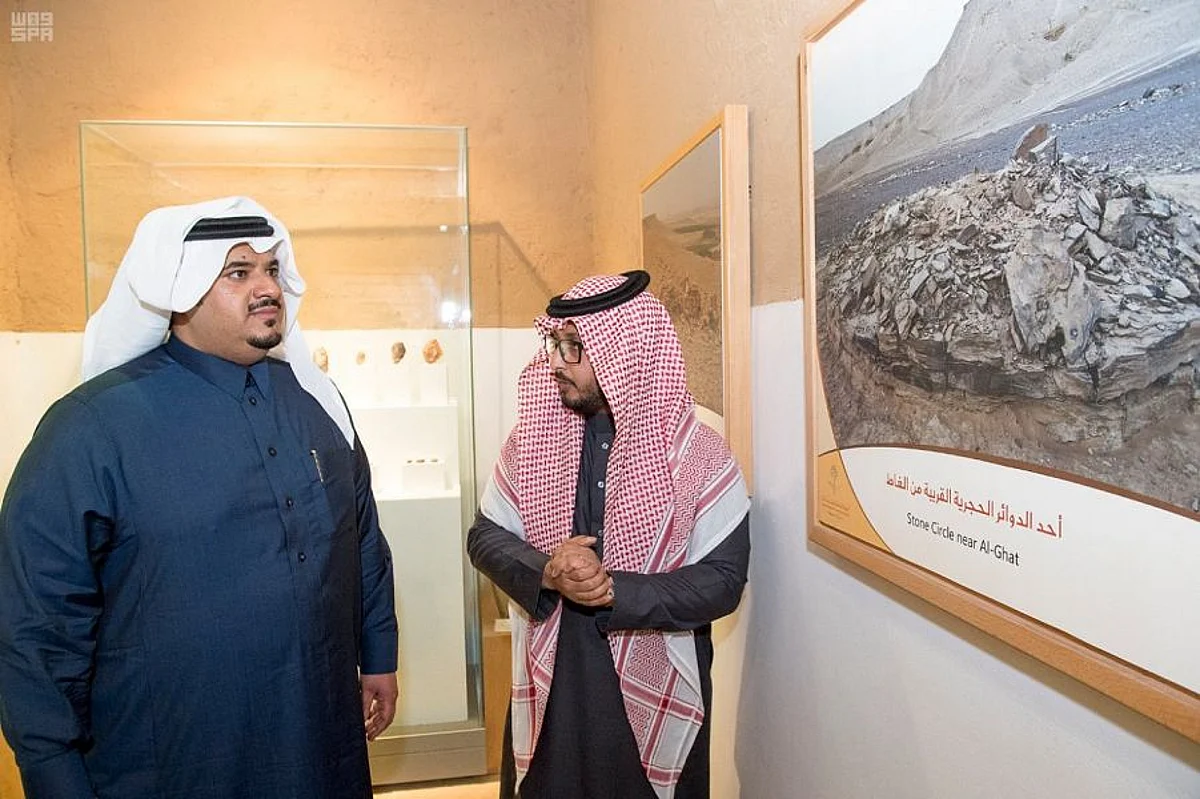 نائب أمير الرياض في متحف الغاط موجهاً بالعناية بمواقع التراث الحضاري