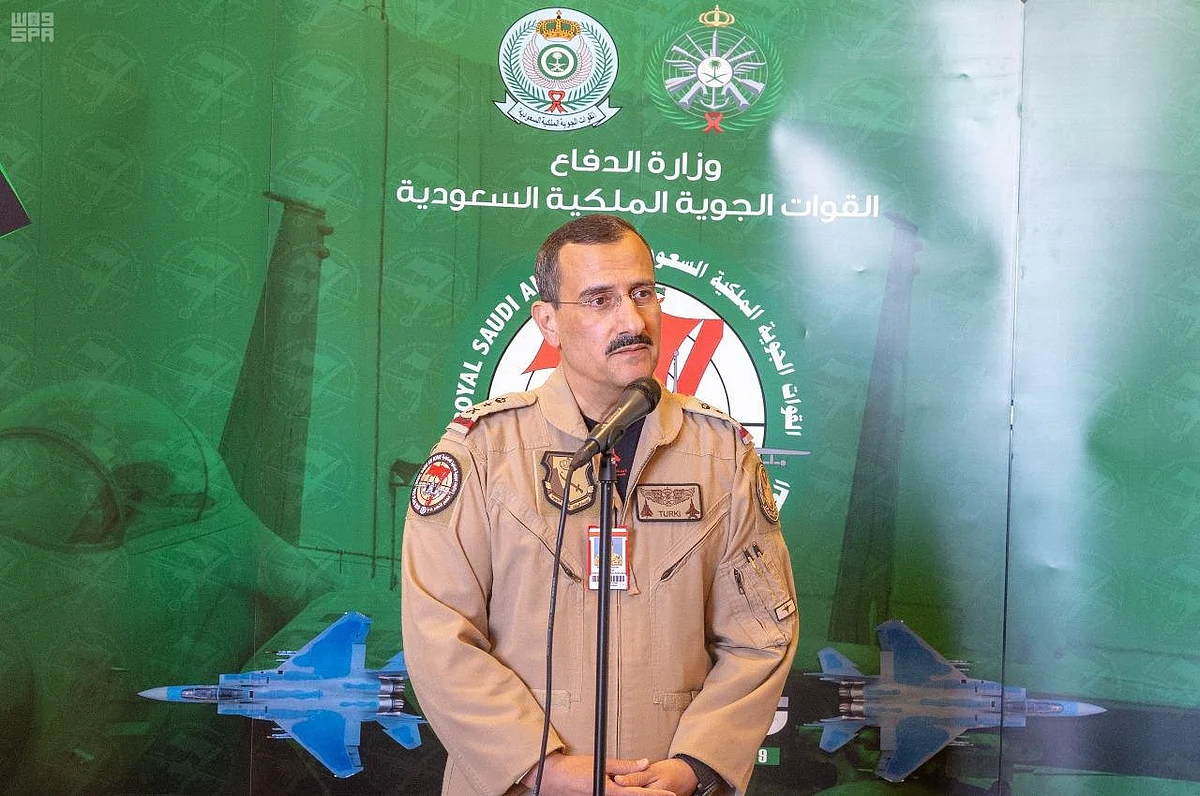 "تركي بن بندر" يتفقّد القوات الجوية السعودية المشارِكة بتمرين العلم الأحمر