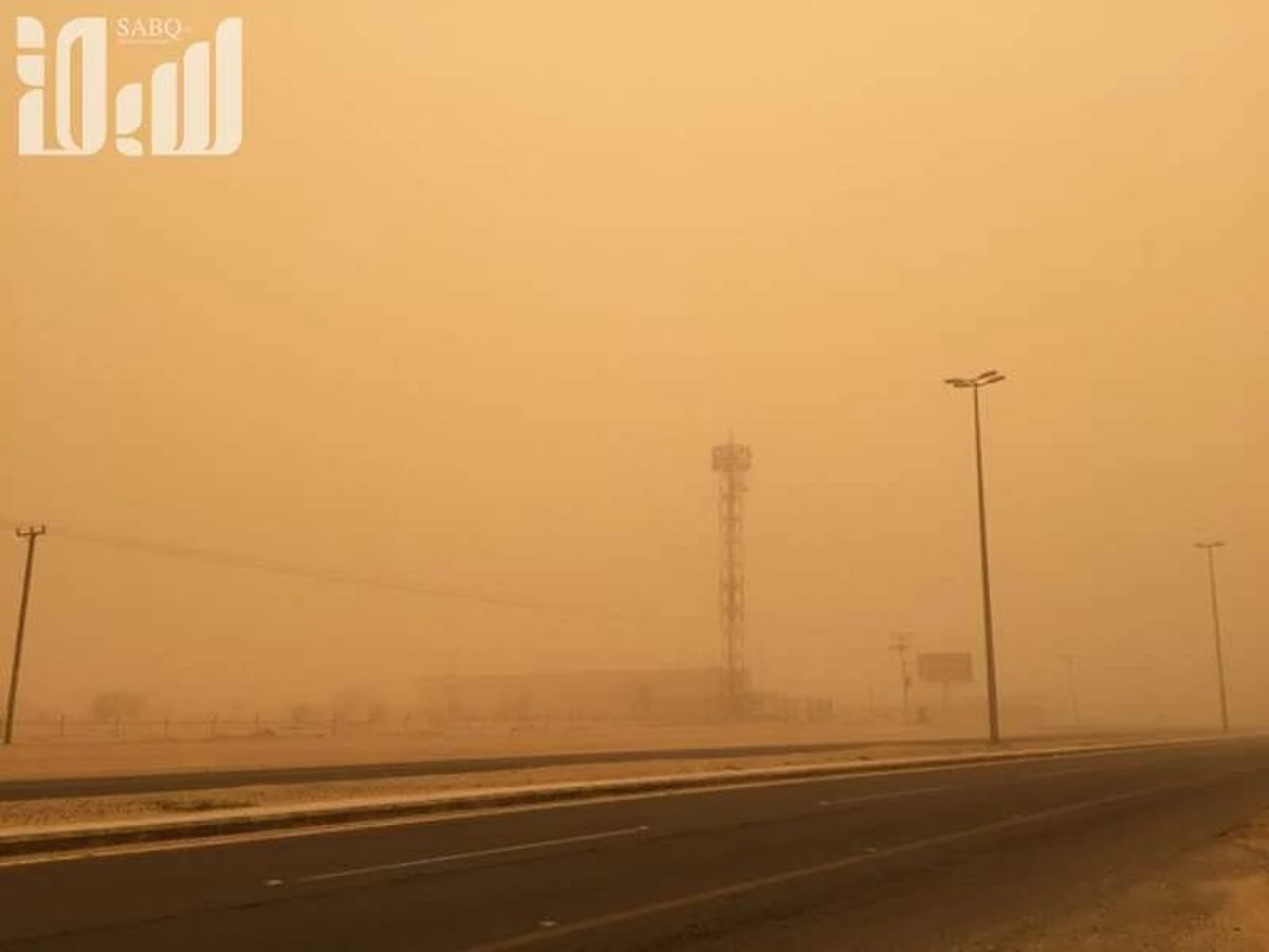 استمرار العوالق الترابية على منطقة نجران وتؤدي إلى تدنٍّ في مدى الرؤية