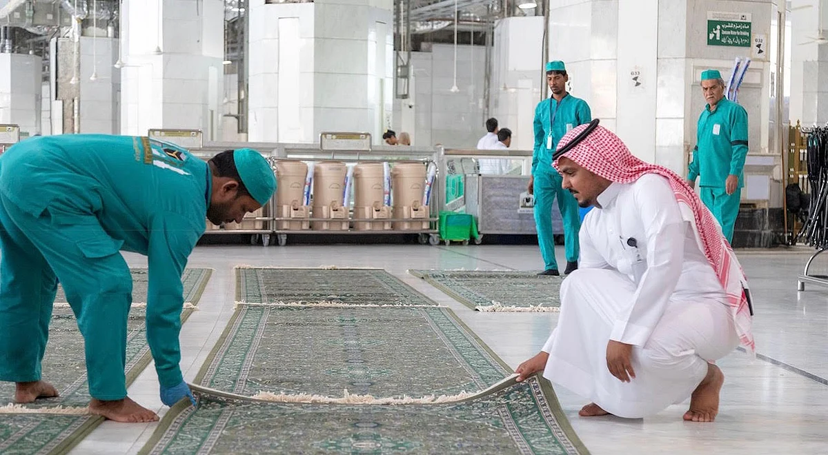 21 ألف سجادة تكسو ساحات الحرم وجنباته استعدادًا لموسم شهر رمضان