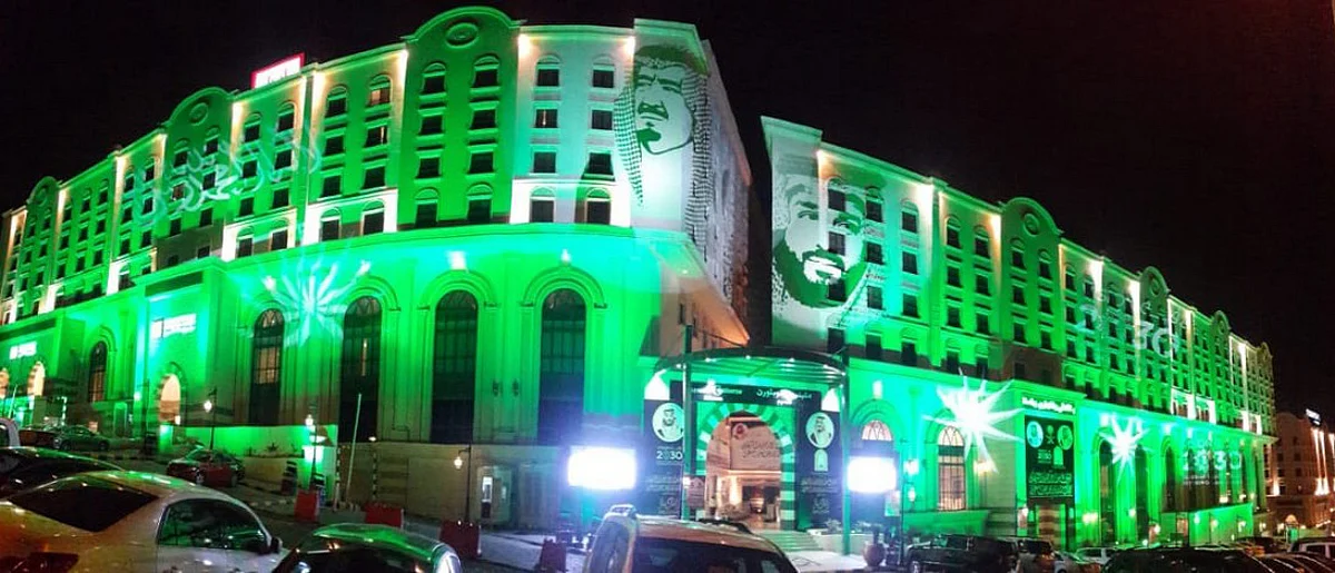 شاهد .. صور الملك سلمان وولي العهد تزين أرجاء الأبراج المعدة لإقامة ضيوف الرحمن