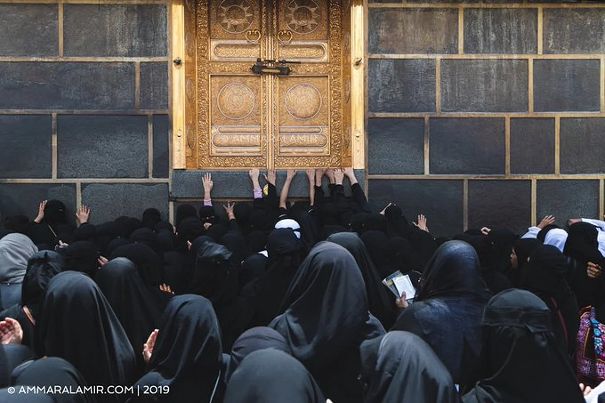 صور.. لماذا توشح الحرم باللون الأسود في يوم عرفات؟ ظاهرة مكية رصدتها الكاميرا