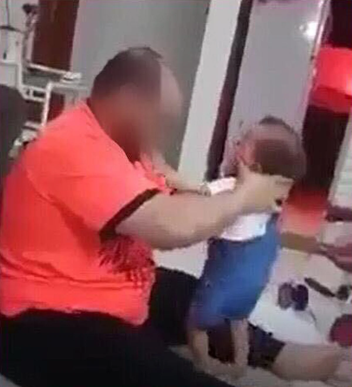 مصادر: الأمن يوقف معذِّب طفله في الفيديو المتداوَل