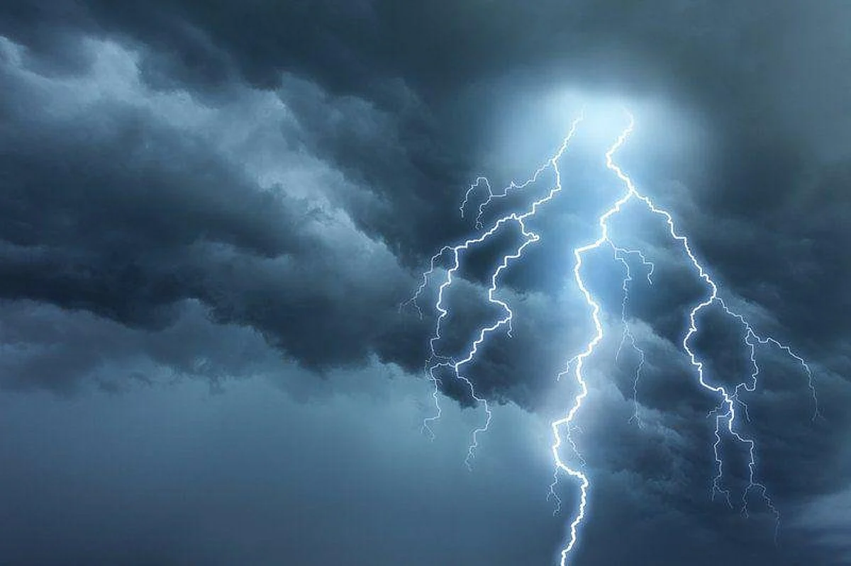"الأرصاد": استمرار هطول الأمطار الرعدية على نجران وجازان وعسير والباحة ومكة والمدينة وتبوك