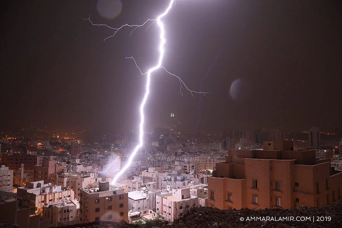 صاعقة رعدية تضرب سطح منزل بمكة.. ولا إصابات.. ووثقها "الأمير"