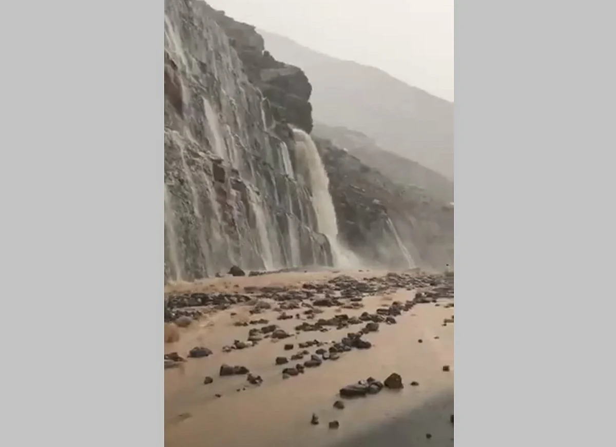 مصادر: لا صحة لمقطع تساقط الصخور بطريق الهدا - الطائف
