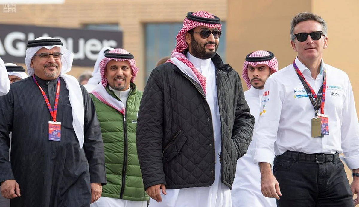 "جاكيت" ولي العهد يخطف أنظار السعوديين.. ونفاده من على المتاجر الإلكترونية