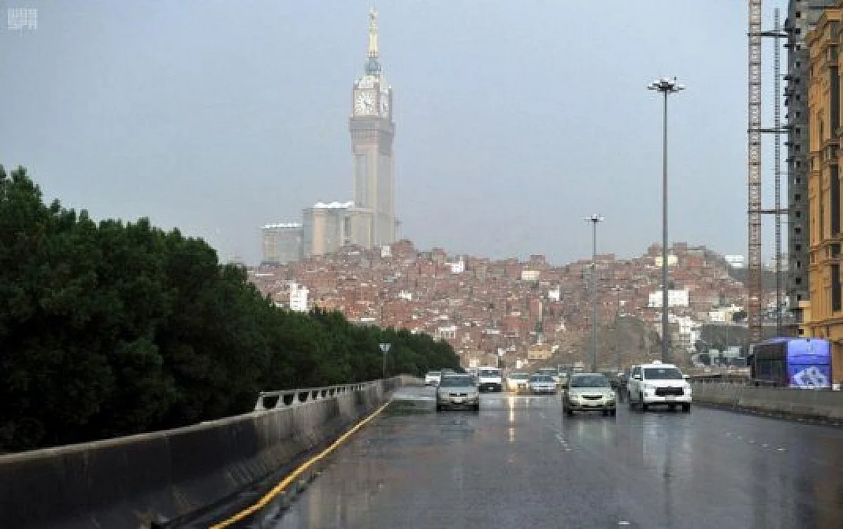 "مدني مكة" تدعو إلى الابتعاد عن مجاري السيول والأودية