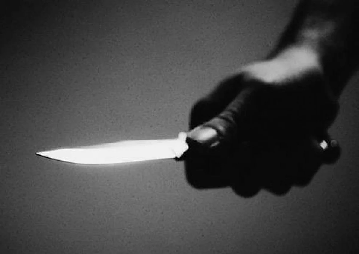 دماء في ساحة المدرسة.. طالب يباغت معلمه بطعنة سكين بالمظيلف