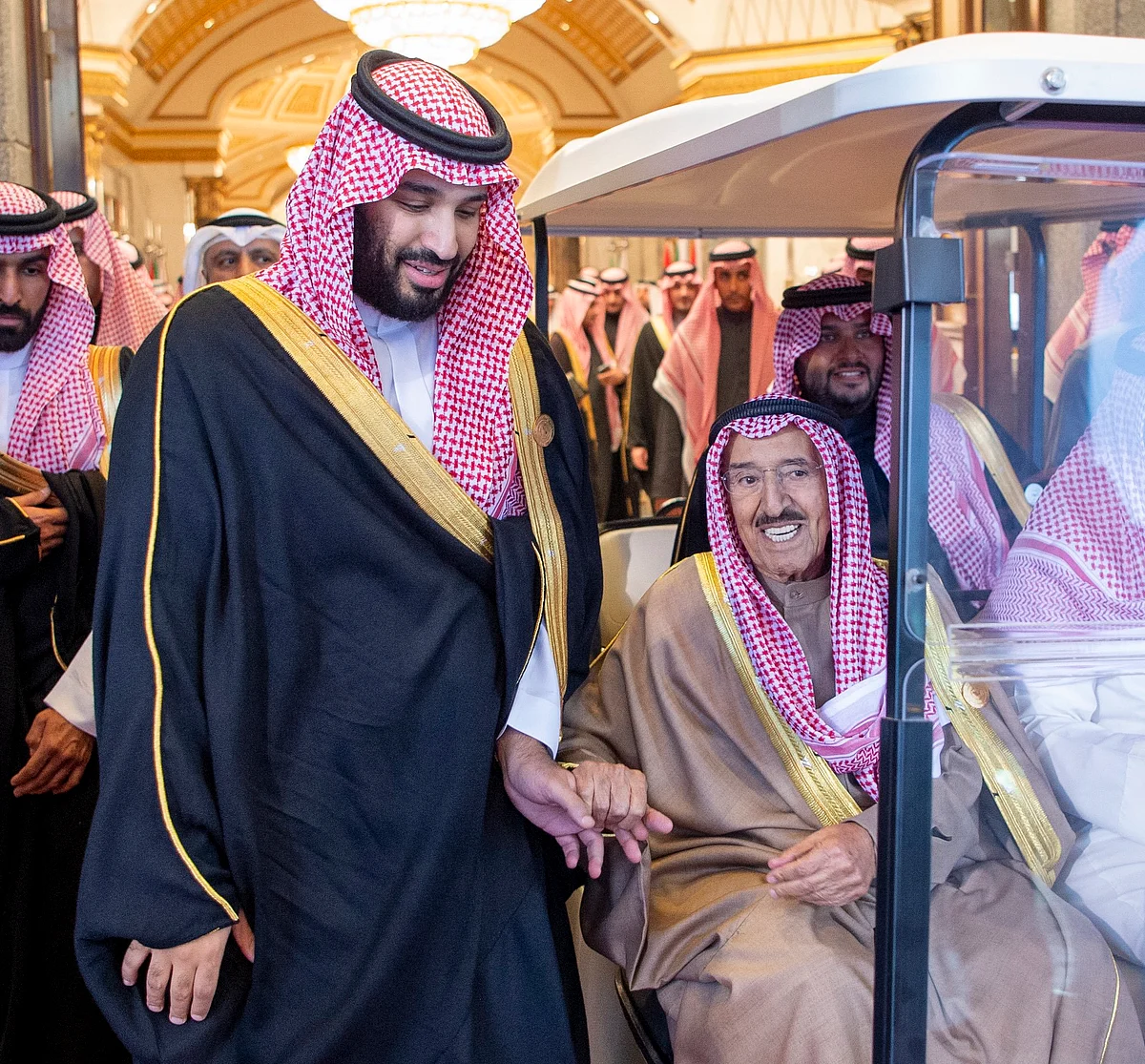 شاهد.. صورة أبوية بين ولي العهد وأمير الكويت تثير الإعجاب