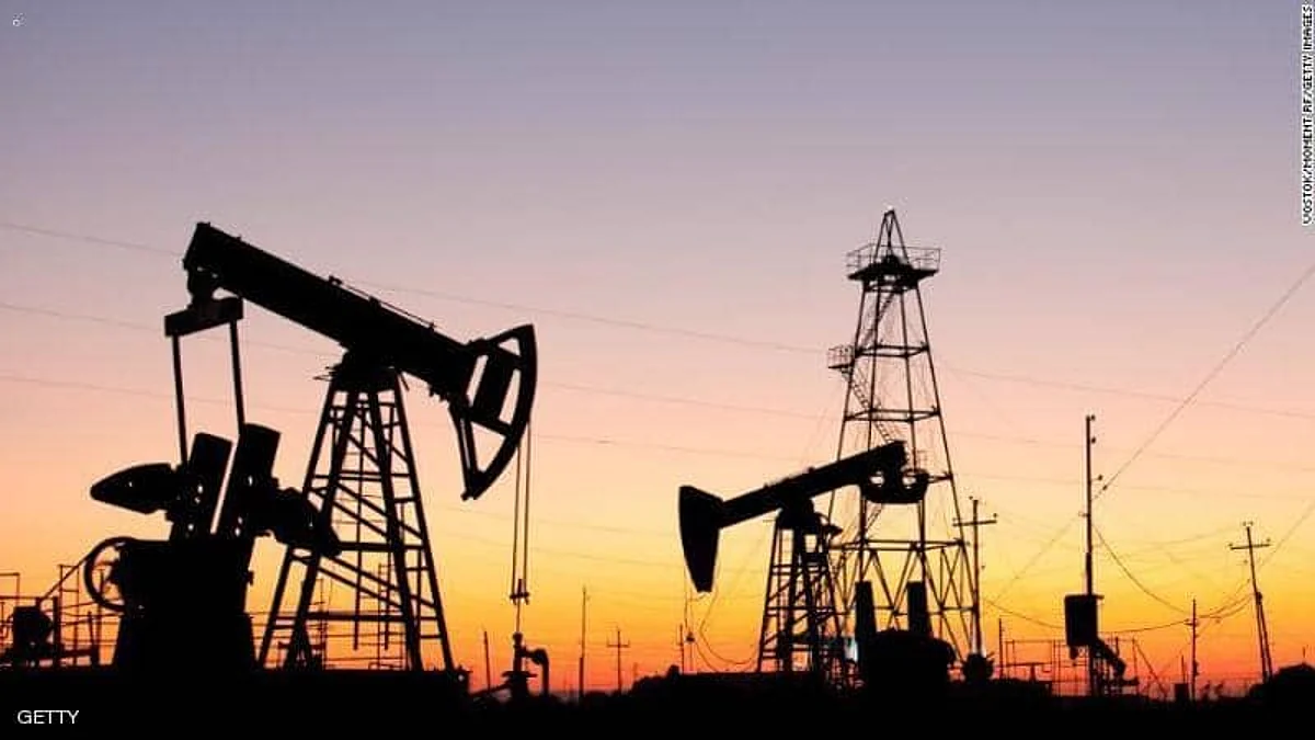 أسعار النفط ترتفع مع تحسُّن الطلب الصيني وتراجُع الدولار الأمريكي