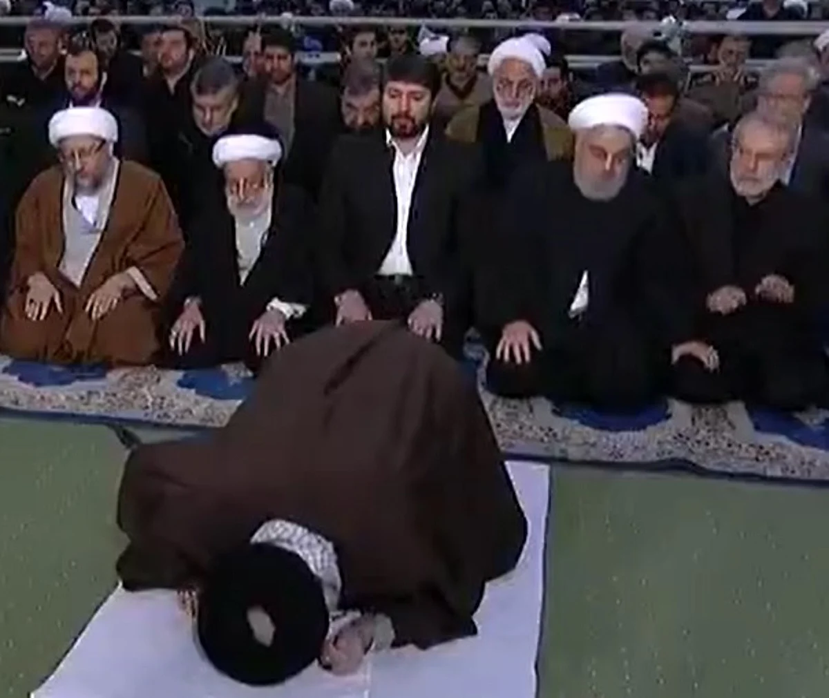 بشكل مفاجئ.. شاهد كيف أنهى "روحاني" الصلاة دون تحية "خامنئي"!