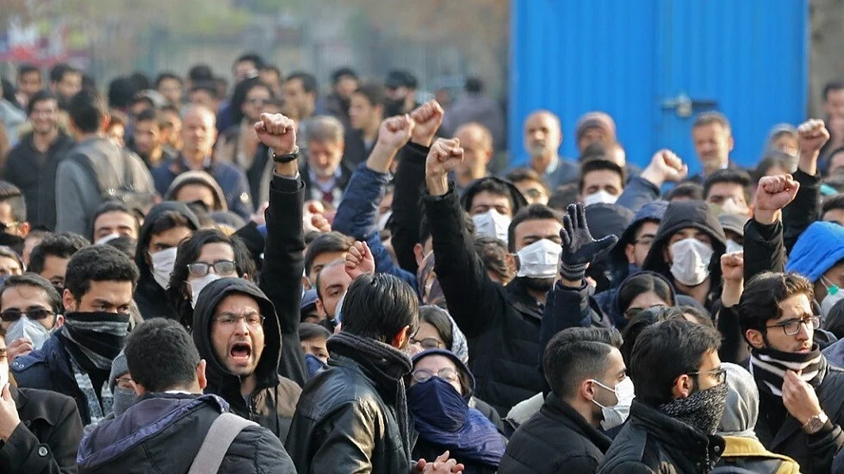 هتافات الطلاب بجامعة "أمير كبير" في طهران: الشعب غارق في الفقر