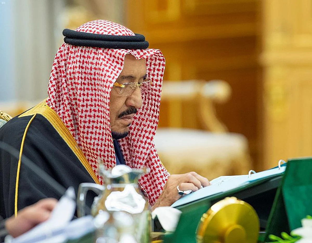 ما السبب في ضمّ وزارتي الخدمة المدنية والعمل في وزارة واحدة؟