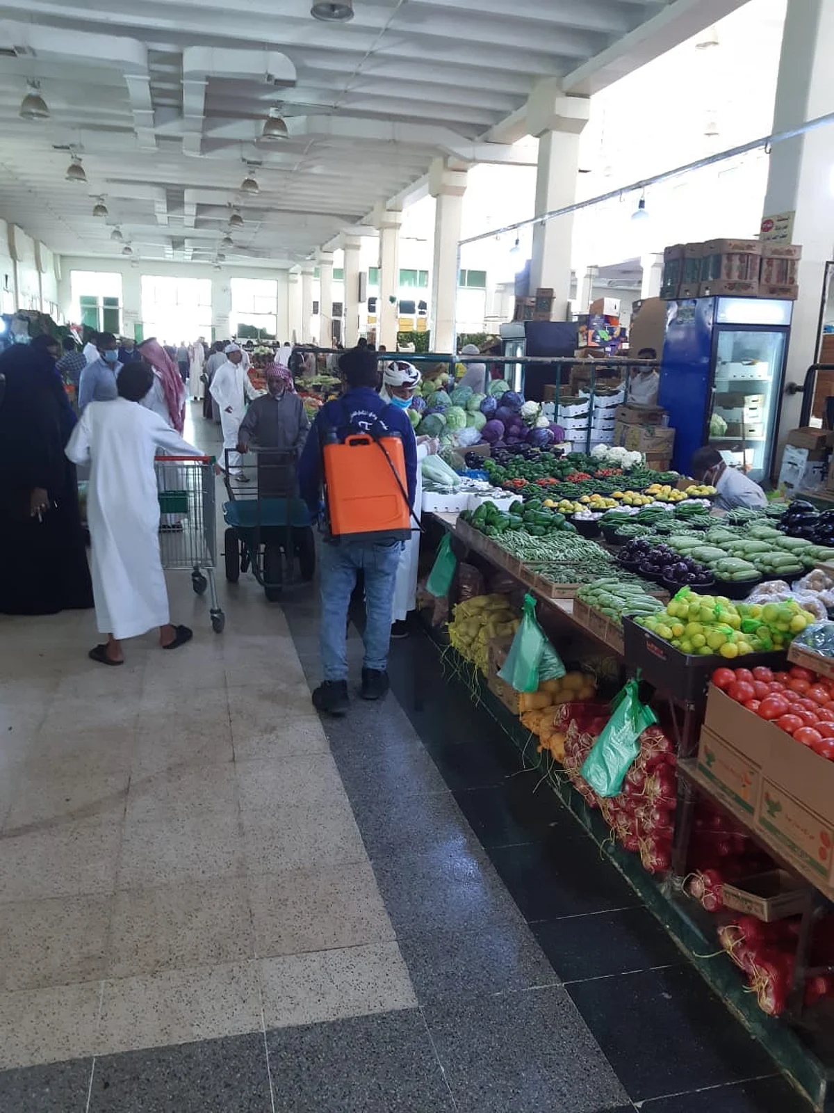 بالصور.. حملة ميدانية على سوق الخضار والفواكه بالطائف تُطيح بـ 7 مخالفين