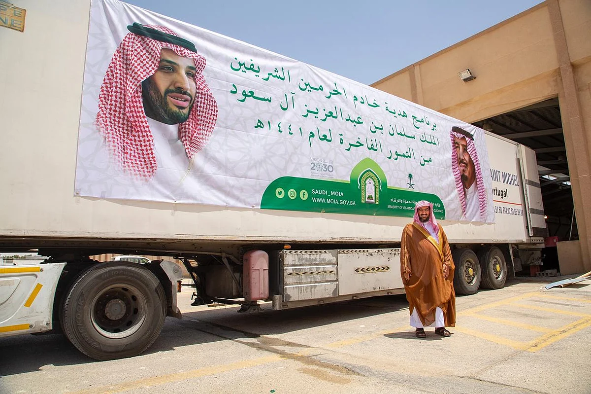 بالصور.. "الشؤون الإسلامية" تشحن ٢٠٠ طن تمور هدية الملك لـ 24 دولة