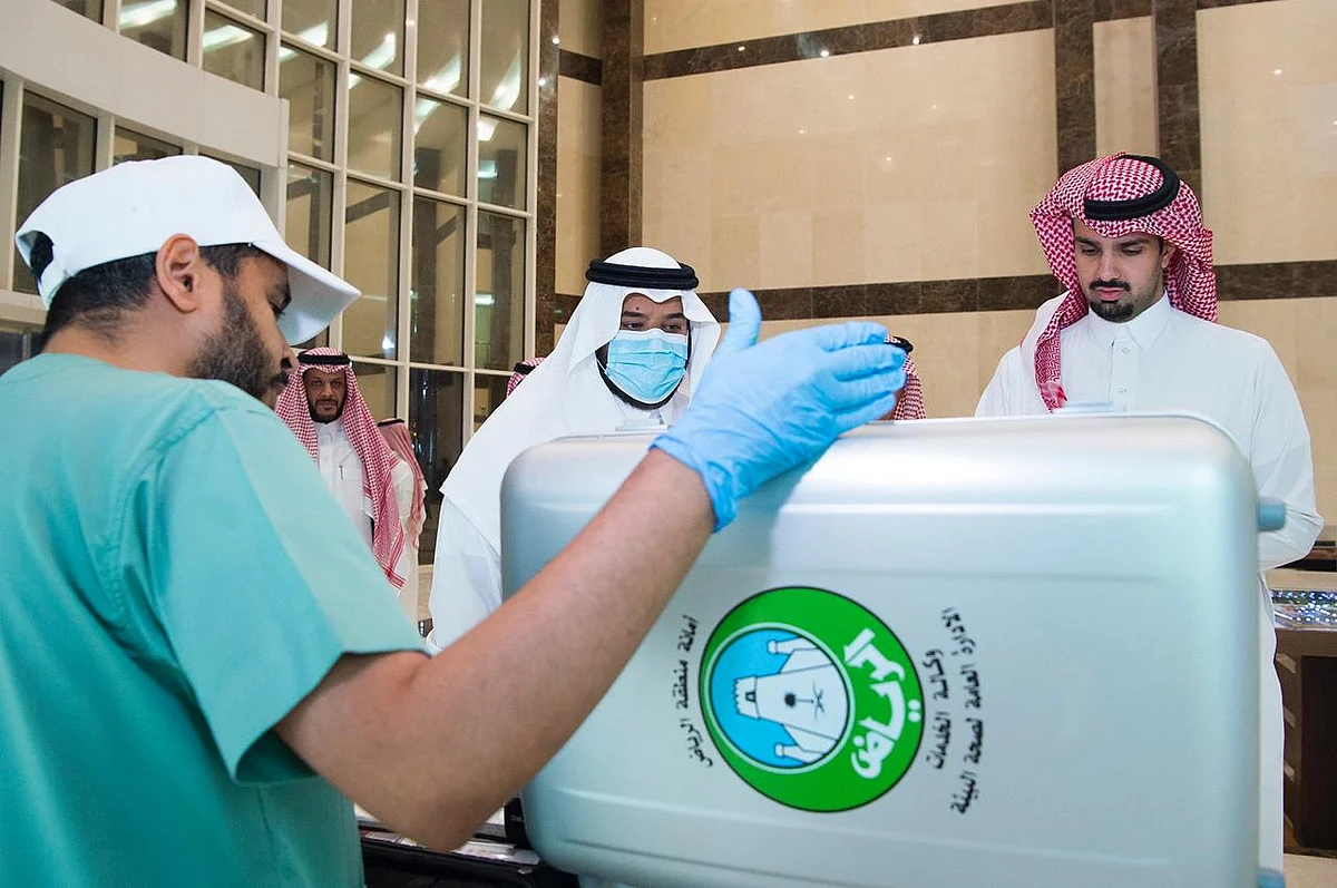 "محمد بن عبدالرحمن" يزور مركز القيادة والتحكم بأمانة الرياض