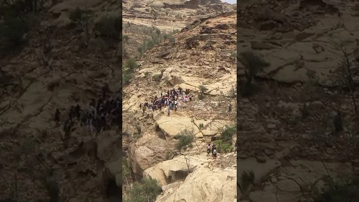 بالفيديو.. سقوط شخص من قمة جبال القهر بـ"الريث".. وهكذا تم إنقاذه