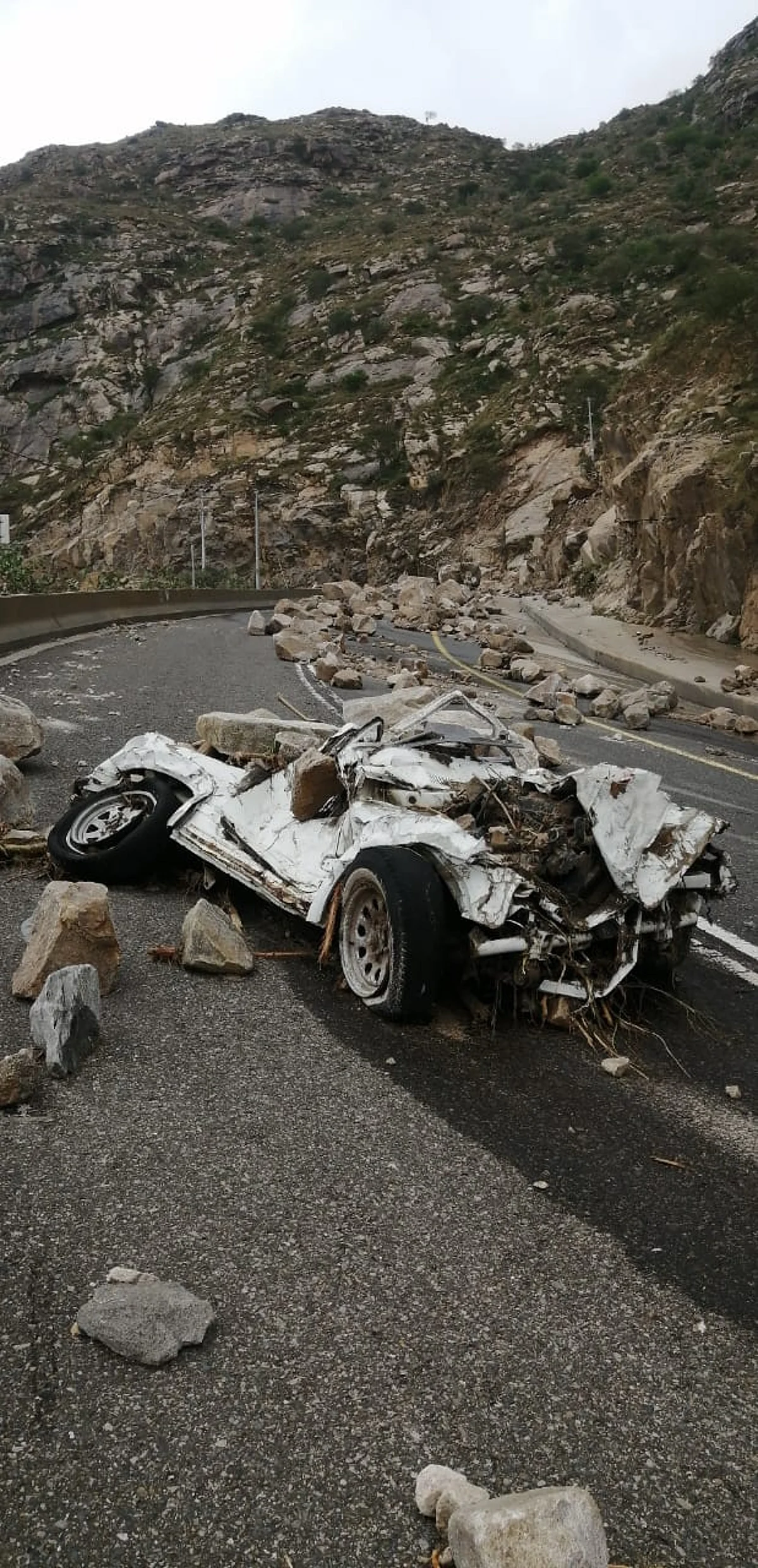 شاهد.. صخور عملاقة تتساقط من قمم "الجذم" وتغلق الطرق.. وهذا ما فعلته بسيارة