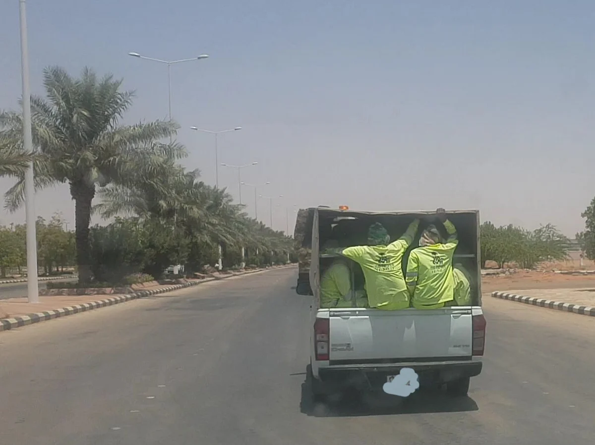 "عمال نظافة شقراء" محمولون على الخطر بصندوق سيارة.. و"البلدية" تتفاعل