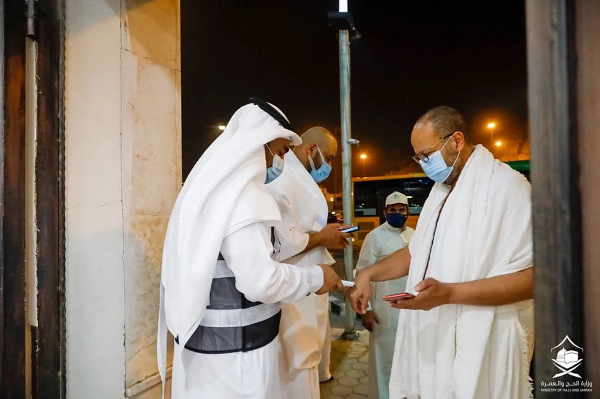 يحدث الآن.. أول فوج من المعتمرين يستعد لأداء العمرة