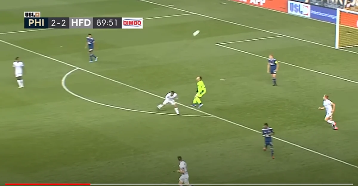 بالفيديو .. لاعب يباغت الحارس بحركة بهلوانية ليسجل هدفًا قاتلاً