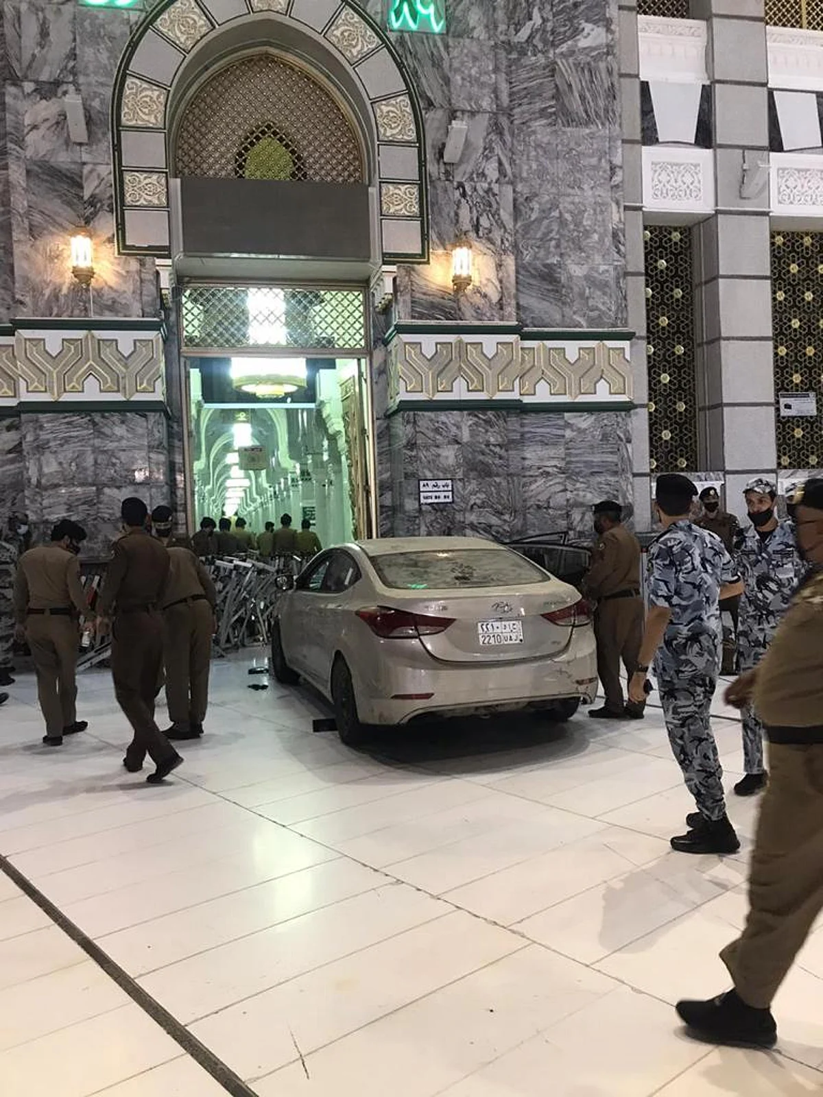 الجهات الأمنية تحقِّق مع قائد مركبة اصطدم بأحد أبواب المسجد الحرام
