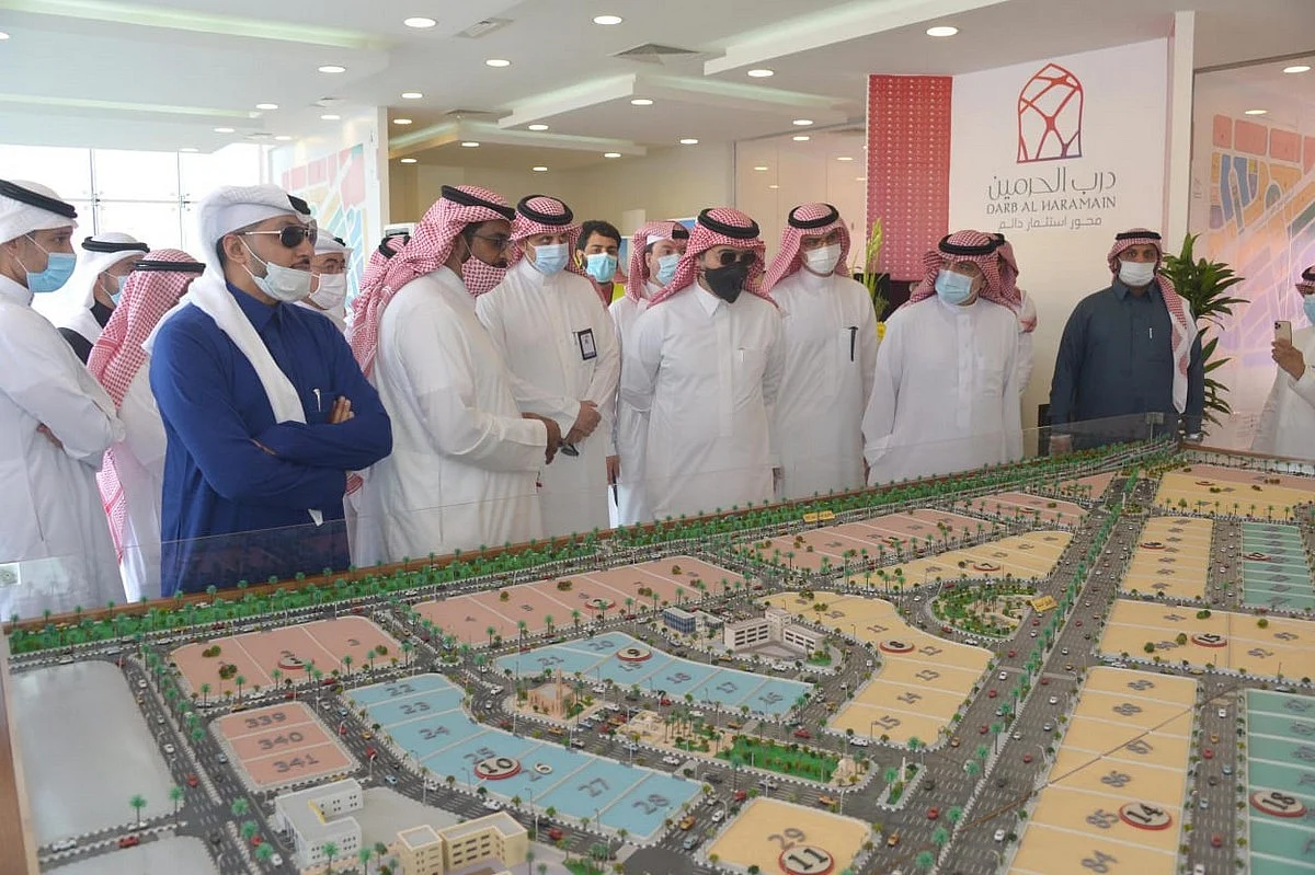 وزير الشؤون البلدية والقروية يوجه بتوحيد الطراز المعماري لـ"درب الحرمين" في قلب جدة