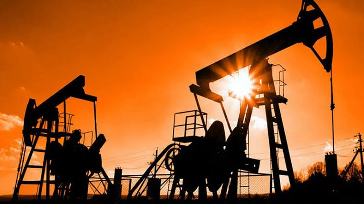 العطلات ومخاوف تباطؤ النمو تهبط بأسعار النفط .. برنت ما زال فوق الـ105 دولارات