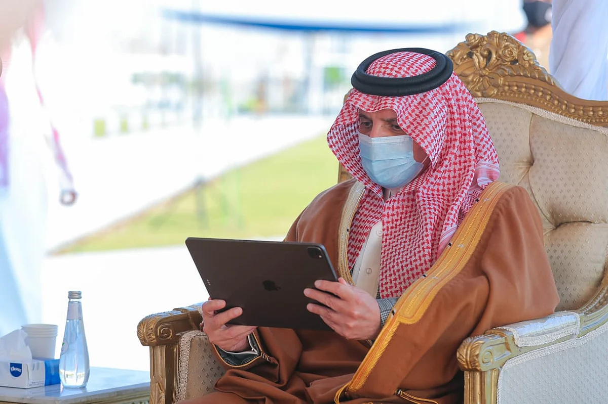 شاهد.. أمير الشرقية يفتتح المرحلة الثالثة من كورنيش الخُبر الشمالي