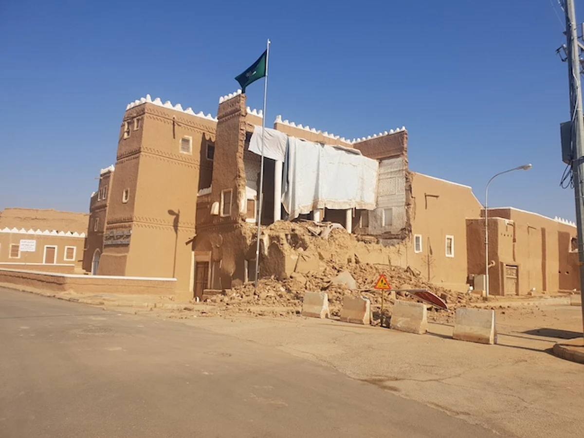 تهدُّم الجهة الجنوبية بقصر السبيعي التاريخي بشقراء بعد "ترميم الإنقاذ".. "الحميد": حدث مؤلم