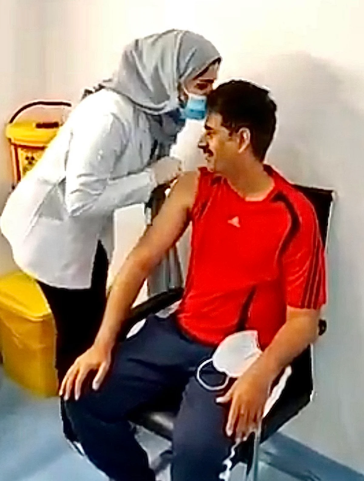قُبلة رأس وغمرة سعادة.. فيديو تَلَقِّي مواطنٍ اللقاحَ على يد ابنته يلقى رواجًا
