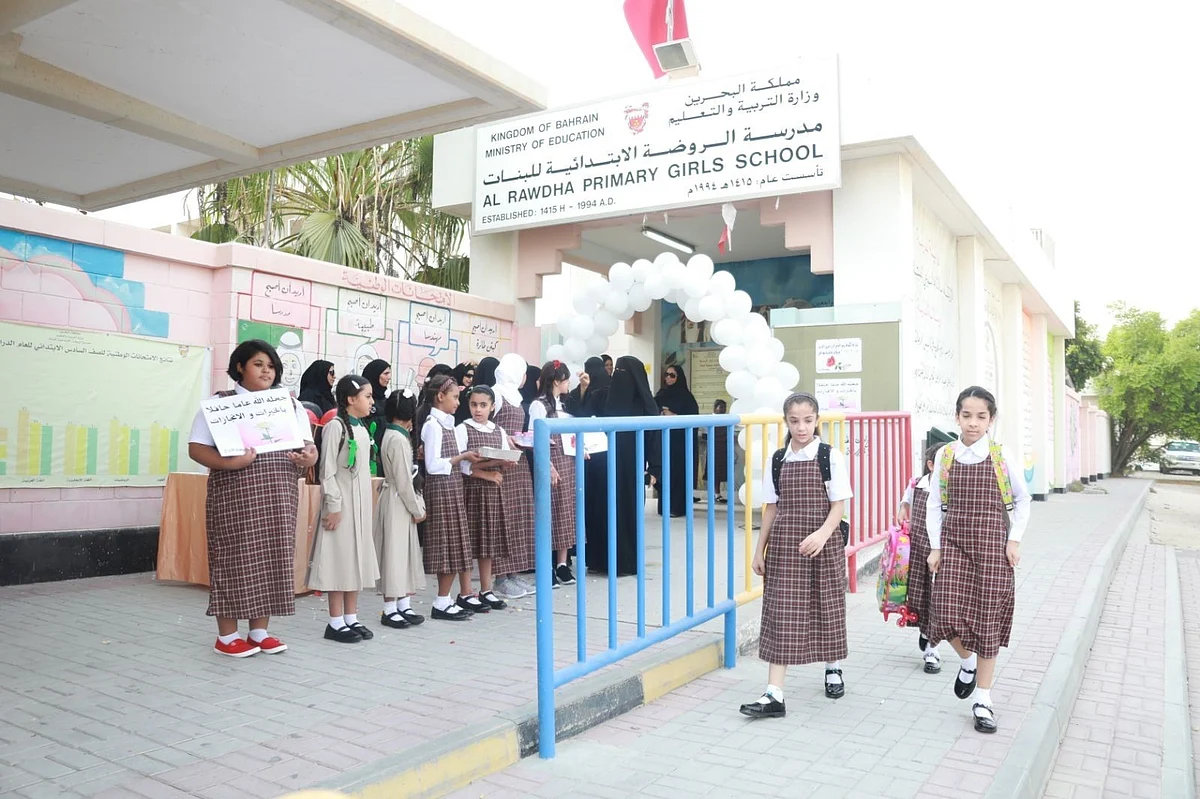 بعد رصد كورونا المتحور.. البحرين تحوّل الدراسة عن بُعد وتوقف خدمات المطاعم