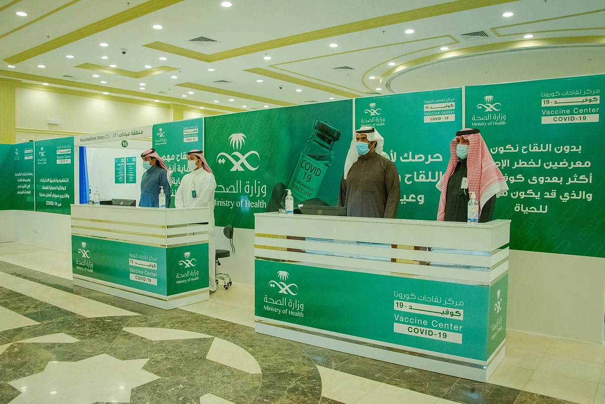 مركز لقاحات "كورونا" بحائل يواصل استقبال المسجلين عبر "صحتي"