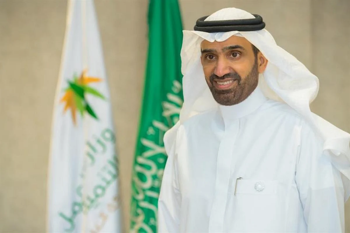 "الراجحي" يصدر 3 قرارات تقضي بقصر العمل في جميع الأنشطة بـ"المولات" على السعوديين