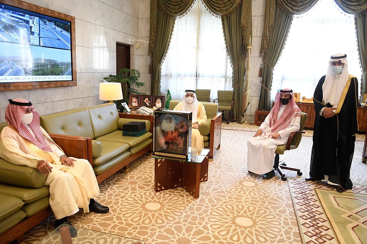 فاز بجائزة "حمدان بن راشد".. أمير الرياض يُكَرّم طالبًا بـ"تعليم الزلفي"