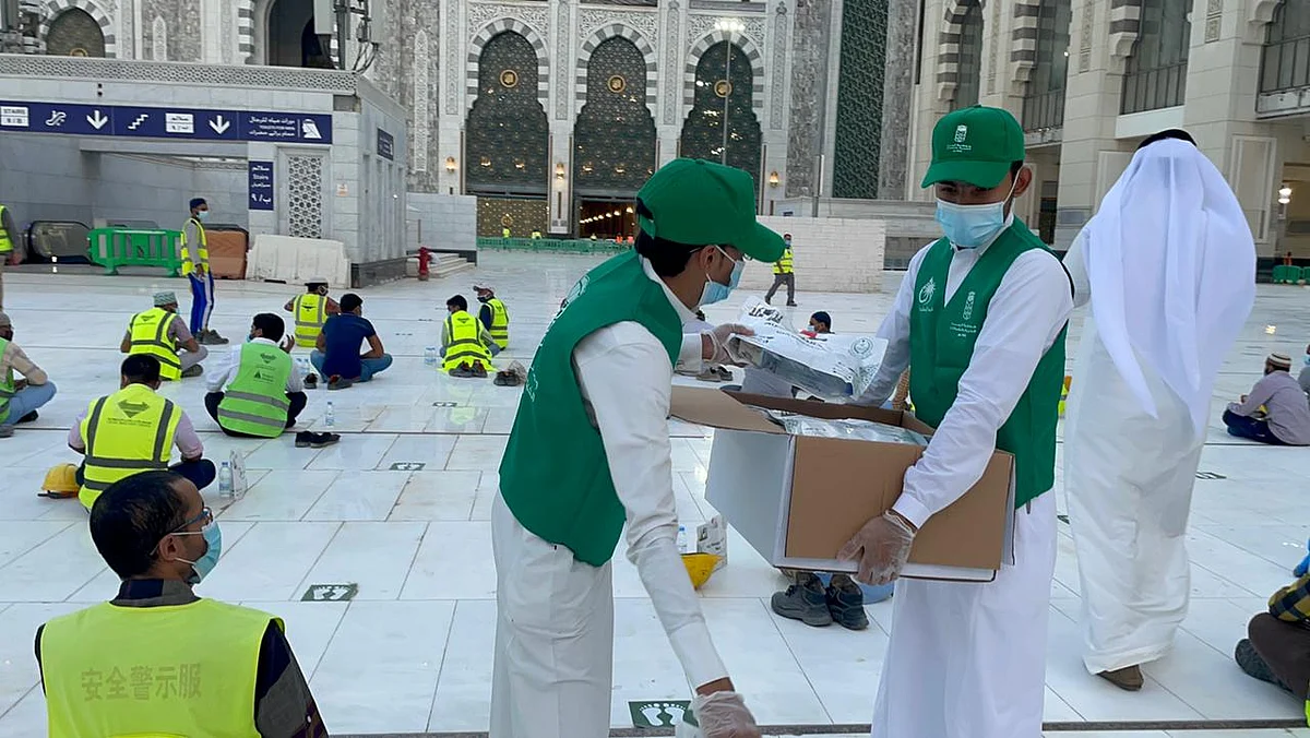 "خيرية الشرائع" توزع 9600 وجبة إفطار بساحات الحرم المكي والمنافذ من بداية رمضان