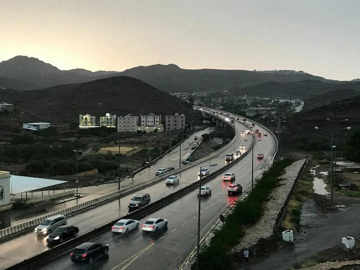 إغلاق طريق "الهدا" احترازيًّا في كلا الاتجاهين