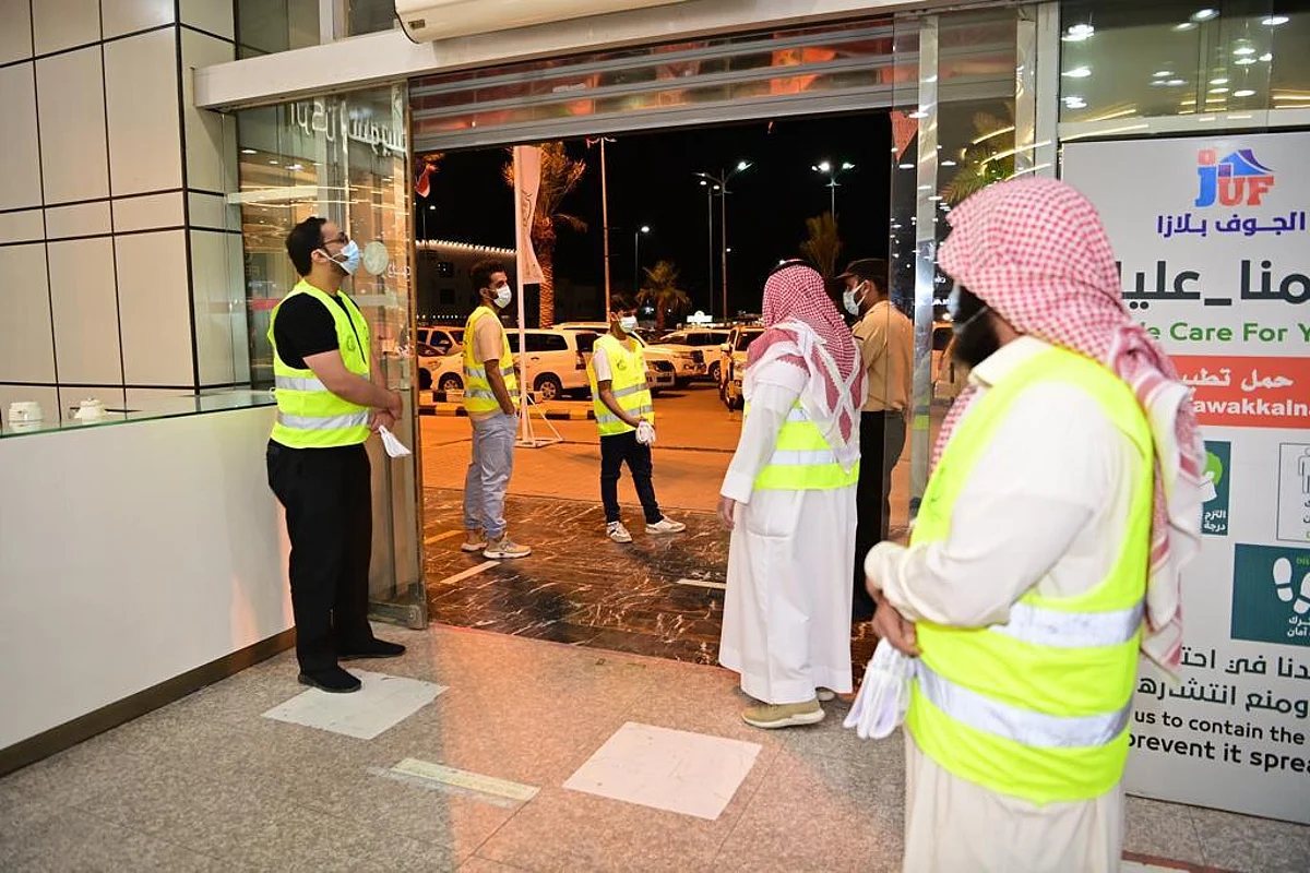 "نادي الجوف" يقوم بجولات توعوية باحترازات كورونا بالأسواق والمنتزهات