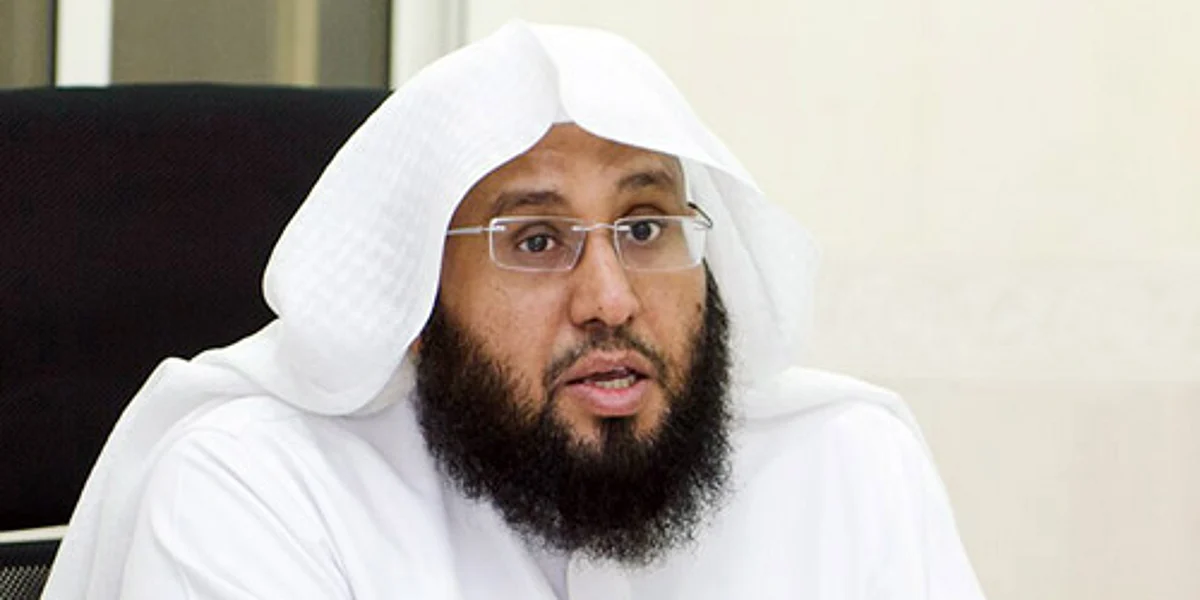 "السبر": الإضاءة أعلى منارة المسجد كدلالة لبدء الصلاة "بدعة"